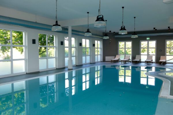 Schwimmbad 01 (Web) Schwimmbad 01 (Web)